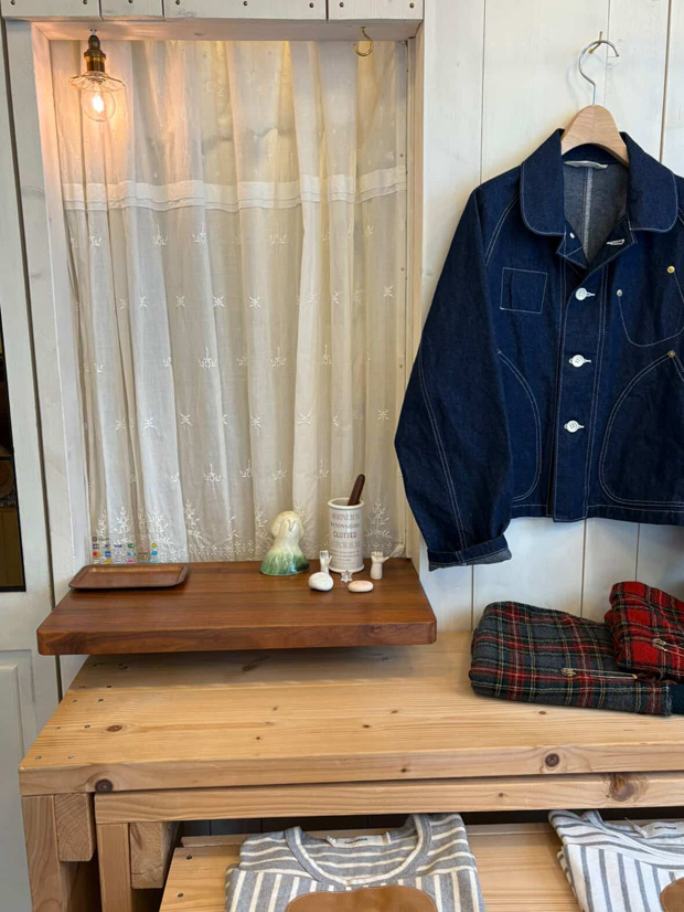 東京谷中のへび道にある服屋さん　floor